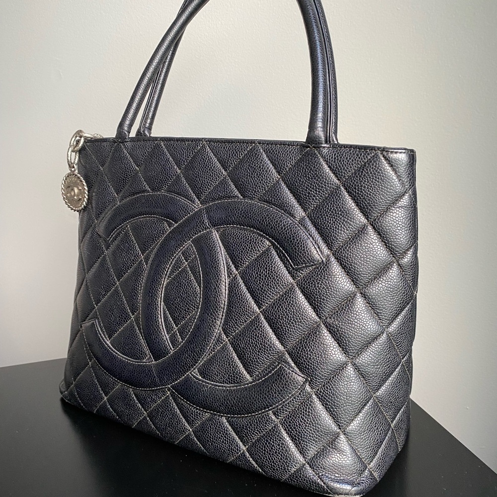 CHANEL MEDALLION BLACK & SILVER HARDWARE QUILTED CAVIAR TOTE - Picture 2 of 16